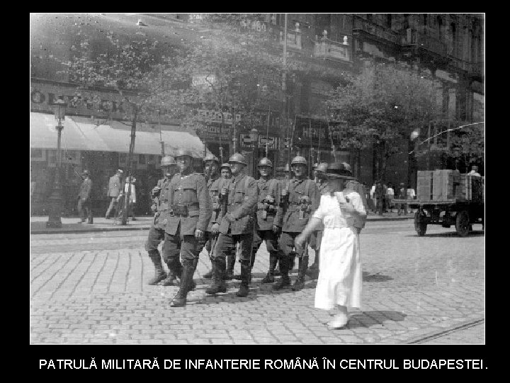 PATRULĂ MILITARĂ DE INFANTERIE ROM NĂ ÎN CENTRUL BUDAPESTEI. 