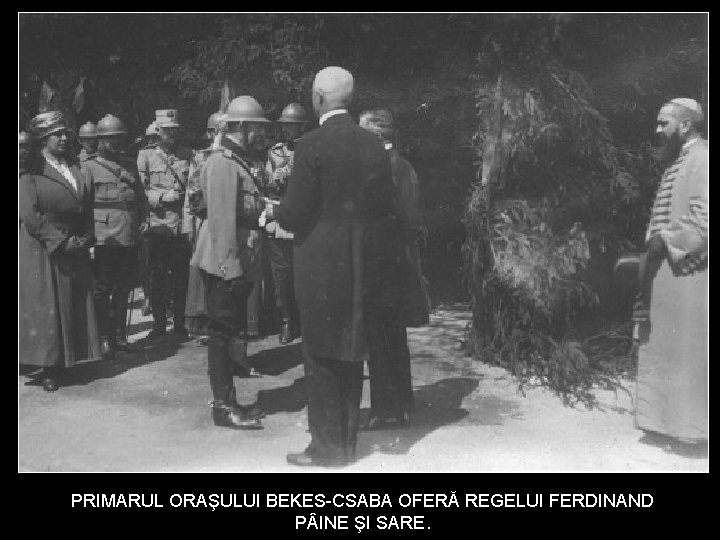 PRIMARUL ORAŞULUI BEKES-CSABA OFERĂ REGELUI FERDINAND P INE ŞI SARE. 