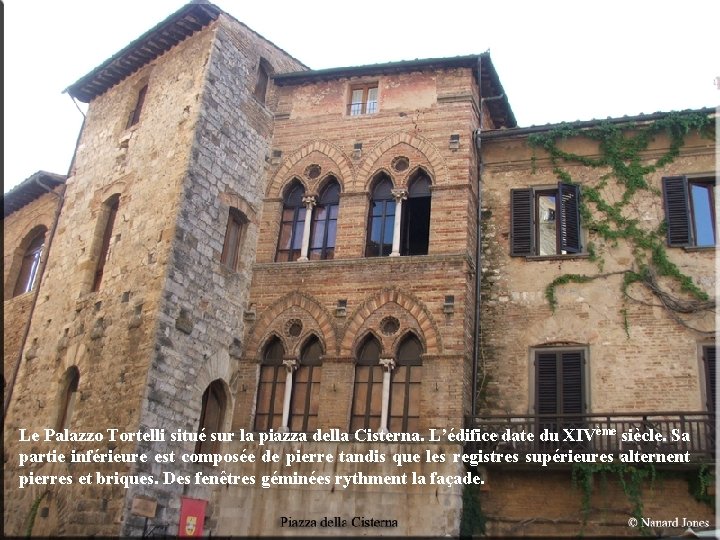 Le Palazzo Tortelli situé sur la piazza della Cisterna. L’édifice date du XIVème siècle.