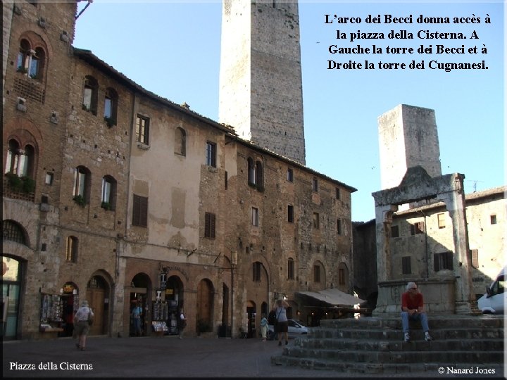 L’arco dei Becci donna accès à la piazza della Cisterna. A Gauche la torre