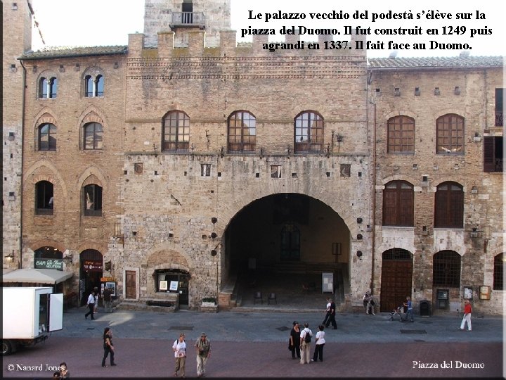 Le palazzo vecchio del podestà s’élève sur la piazza del Duomo. Il fut construit