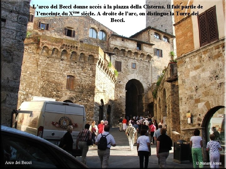 L’arco dei Becci donne accès à la piazza della Cisterna. Il fait partie de