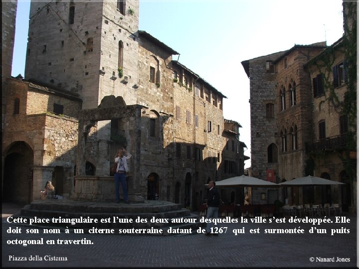 Cette place triangulaire est l’une des deux autour desquelles la ville s’est développée. Elle