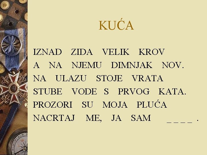 KUĆA IZNAD ZIDA VELIK KROV A NA NJEMU DIMNJAK NOV. NA ULAZU STOJE VRATA