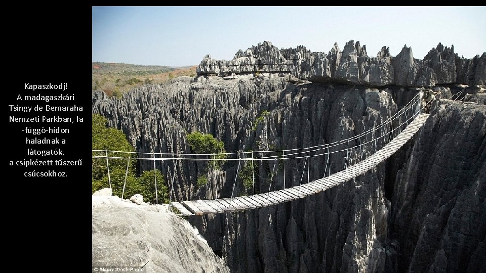 Kapaszkodj! A madagaszkári Tsingy de Bemaraha Nemzeti Parkban, fa -függö-hídon haladnak a látogatók, a