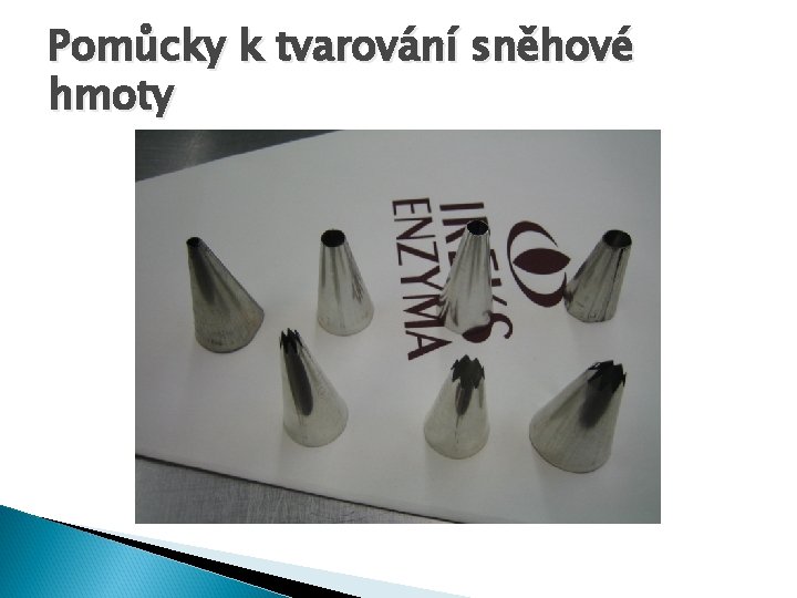 Pomůcky k tvarování sněhové hmoty 