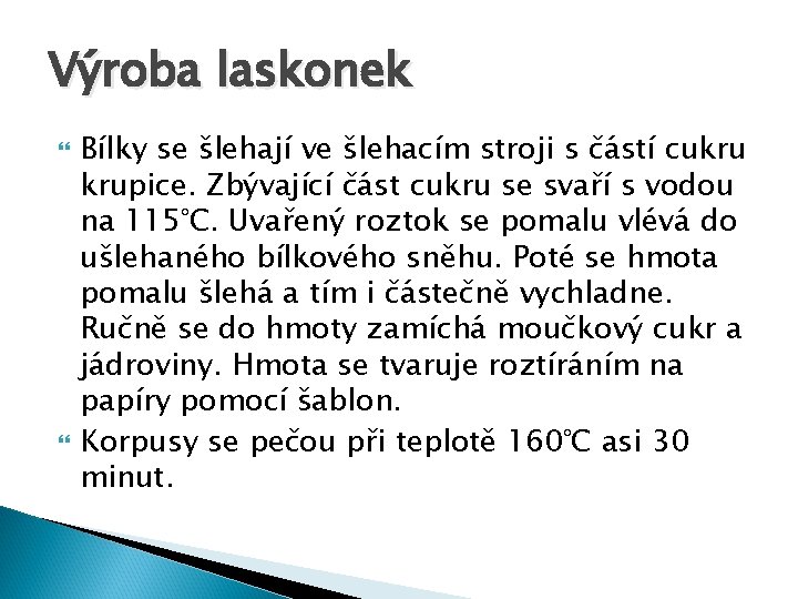 Výroba laskonek Bílky se šlehají ve šlehacím stroji s částí cukru krupice. Zbývající část