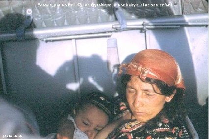 Evasan, par un Bell 47 J de Gyrafrique, d’une kabyle et de son enfant