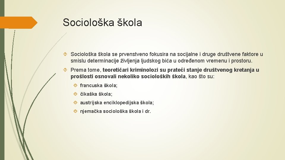 Sociološka škola se prvenstveno fokusira na socijalne i druge društvene faktore u smislu determinacije