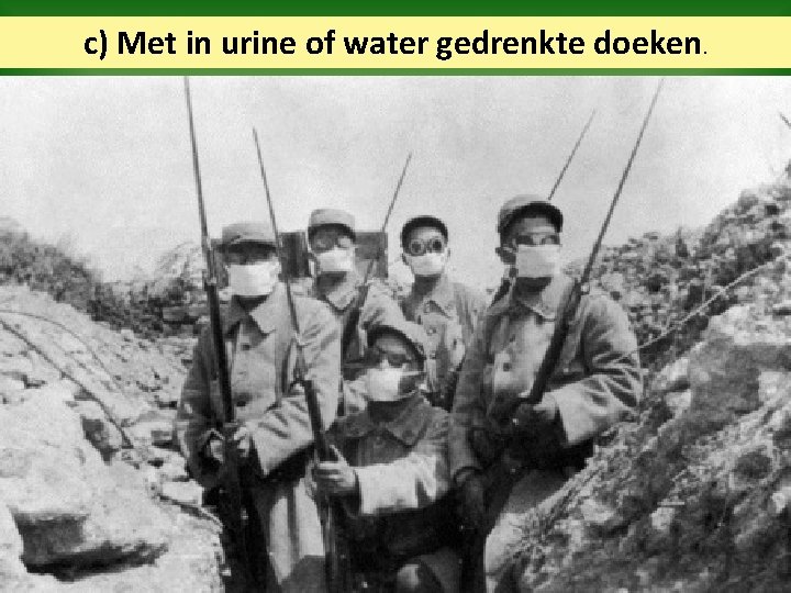 c) Met in urine of water gedrenkte doeken. 