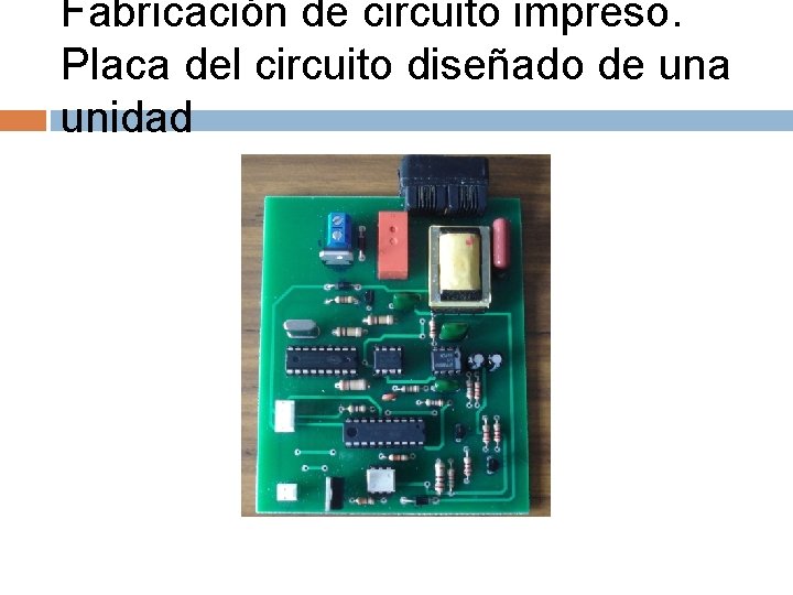 Fabricación de circuito impreso. Placa del circuito diseñado de una unidad 