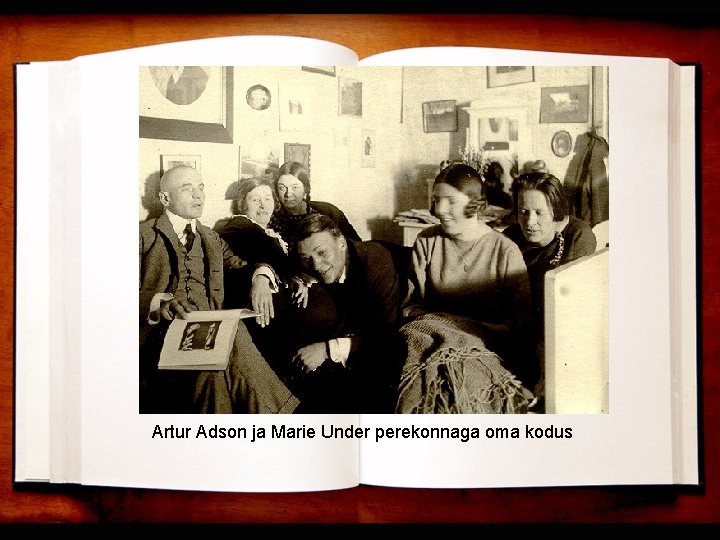 Artur Adson ja Marie Under perekonnaga oma kodus 