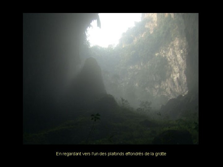 En regardant vers l'un des plafonds effondrés de la grotte 