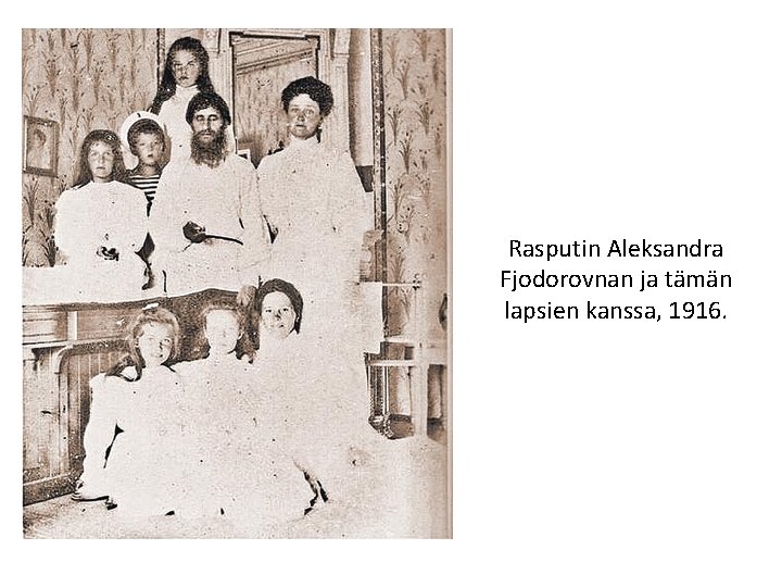 Rasputin Aleksandra Fjodorovnan ja tämän lapsien kanssa, 1916. 