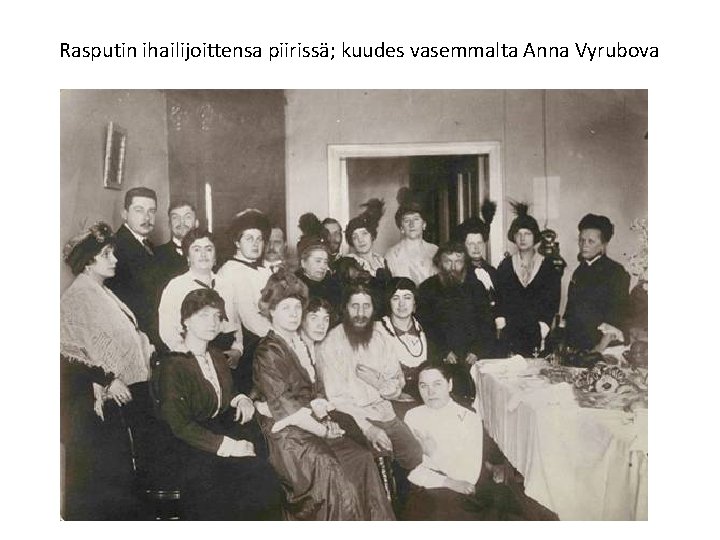 Rasputin ihailijoittensa piirissä; kuudes vasemmalta Anna Vyrubova 