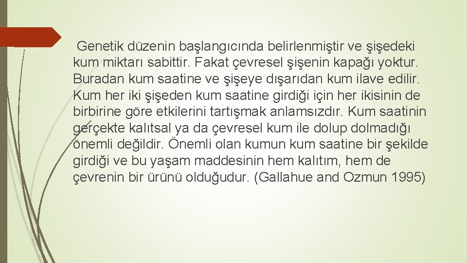 Genetik düzenin başlangıcında belirlenmiştir ve şişedeki kum miktarı sabittir. Fakat çevresel şişenin kapağı yoktur.