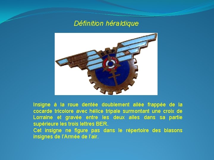 Définition héraldique Insigne à la roue dentée doublement ailée frappée de la cocarde tricolore Définition héraldique Insigne à la roue dentée doublement ailée frappée de la cocarde tricolore
