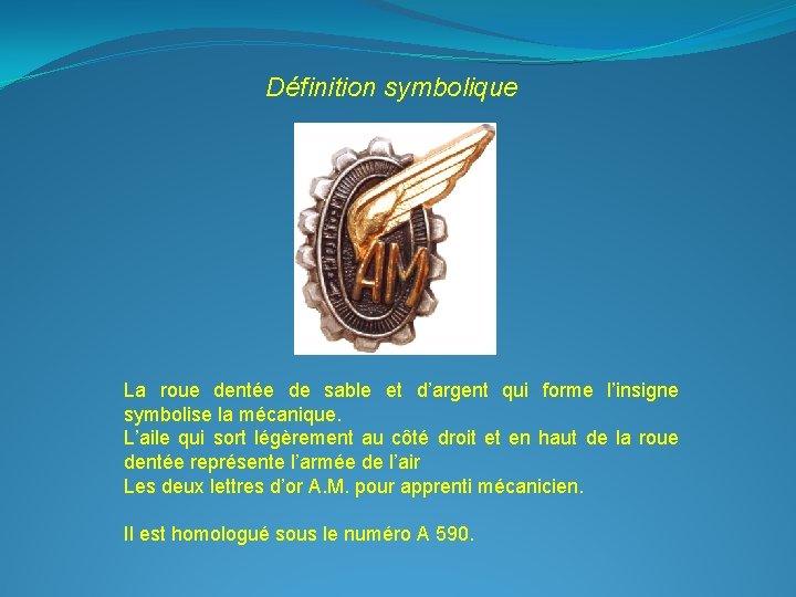 Définition symbolique La roue dentée de sable et d’argent qui forme l’insigne symbolise la Définition symbolique La roue dentée de sable et d’argent qui forme l’insigne symbolise la
