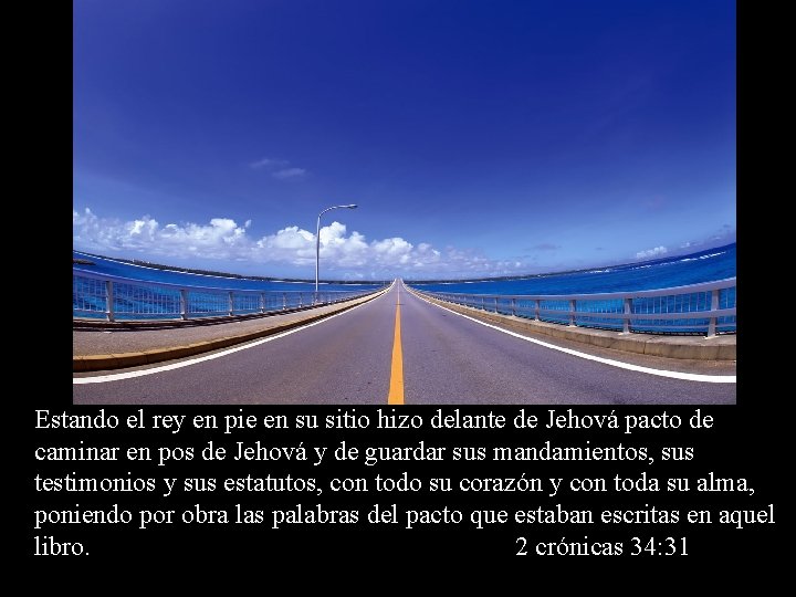 Estando el rey en pie en su sitio hizo delante de Jehová pacto de