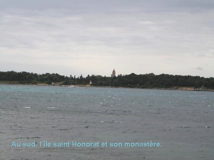 Au sud, l’île saint Honorat et son monastère. 