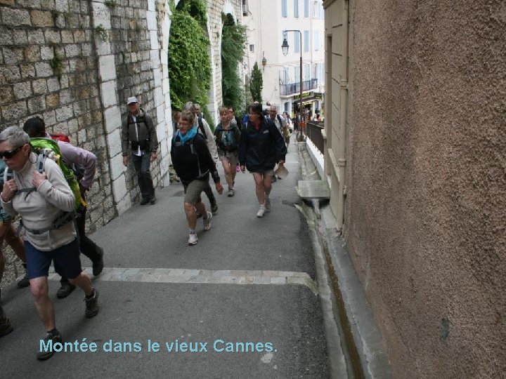 Montée dans le vieux Cannes. 