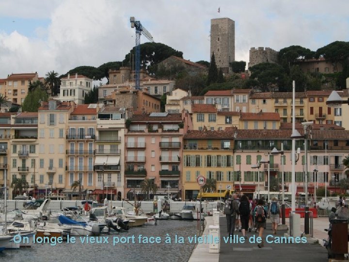 On longe le vieux port face à la vieille ville de Cannes 