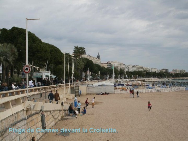 Plage de Cannes devant la Croisette. 