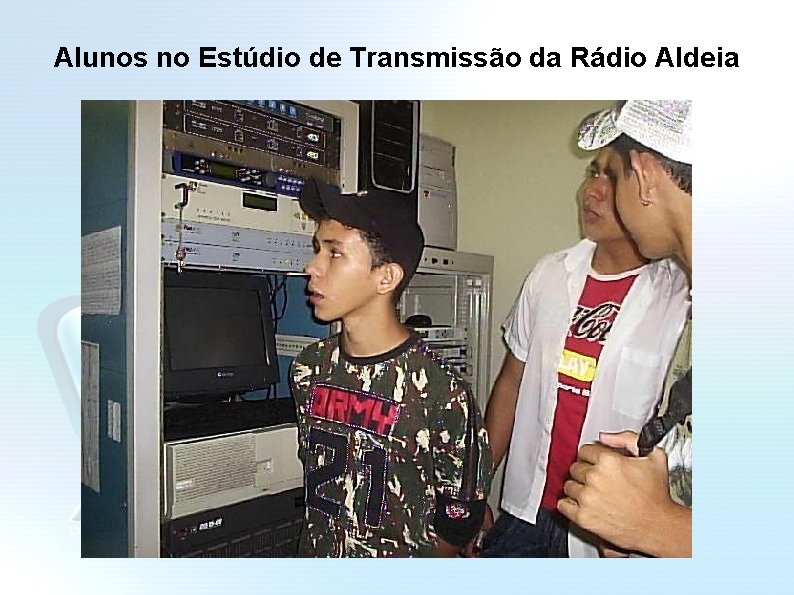 Alunos no Estúdio de Transmissão da Rádio Aldeia 