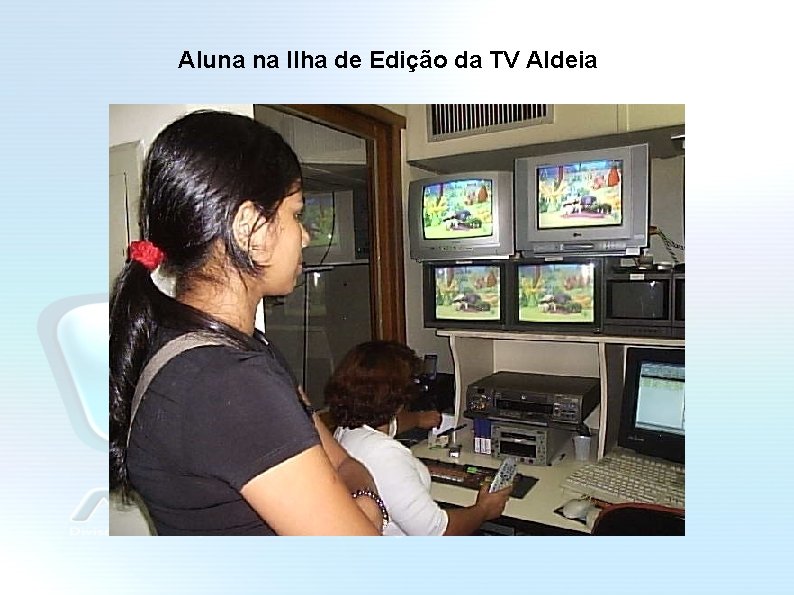 Aluna na Ilha de Edição da TV Aldeia 