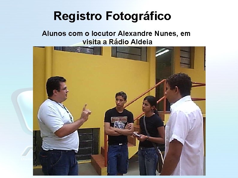 Registro Fotográfico Alunos com o locutor Alexandre Nunes, em visita a Rádio Aldeia 