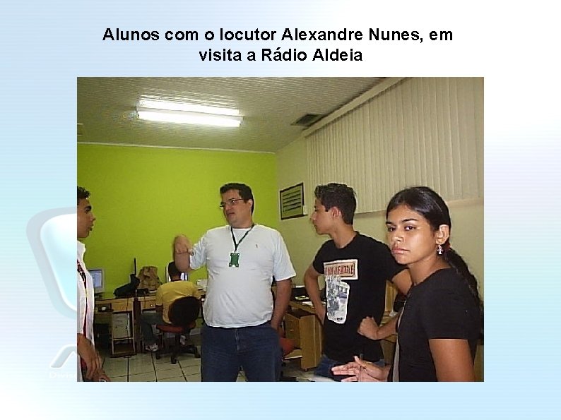 Alunos com o locutor Alexandre Nunes, em visita a Rádio Aldeia 