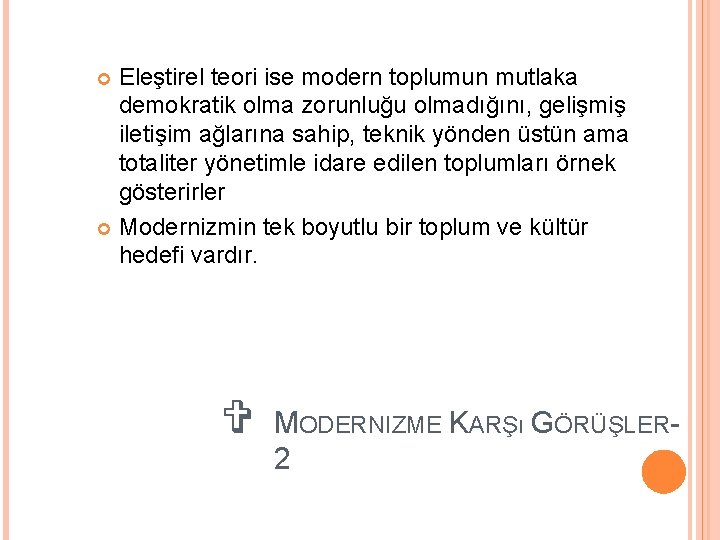 Eleştirel teori ise modern toplumun mutlaka demokratik olma zorunluğu olmadığını, gelişmiş iletişim ağlarına sahip,