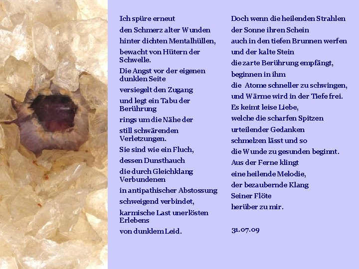 Ich spüre erneut Doch wenn die heilenden Strahlen den Schmerz alter Wunden der Sonne Ich spüre erneut Doch wenn die heilenden Strahlen den Schmerz alter Wunden der Sonne