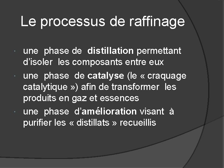 Le processus de raffinage une phase de distillation permettant d’isoler les composants entre eux