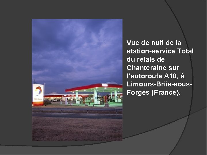 Vue de nuit de la station-service Total du relais de Chanteraine sur l’autoroute A