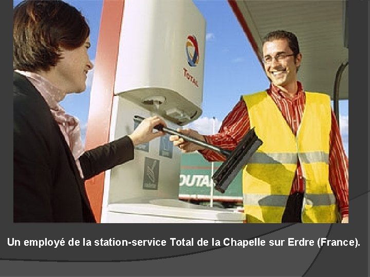 Un employé de la station-service Total de la Chapelle sur Erdre (France). 