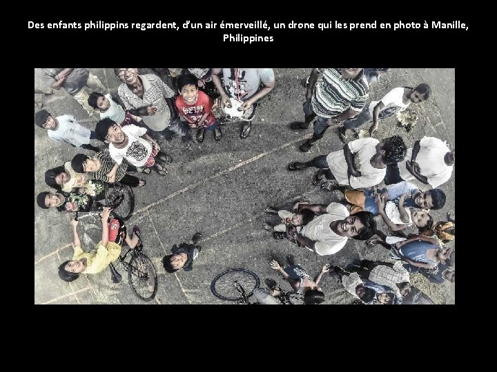 Des enfants philippins regardent, d’un air émerveillé, un drone qui les prend en photo