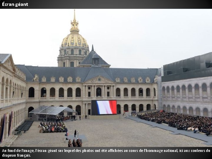 Écran géant Au fond de l'image, l'écran géant sur lequel des photos ont été