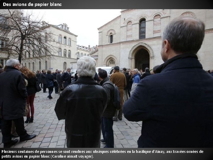 Des avions de papier blanc Plusieurs centaines de personnes se sont rendues aux obsèques