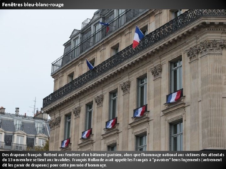 Fenêtres bleu-blanc-rouge Des drapeaux français flottent aux fenêtres d'un bâtiment parisien, alors que l'hommage