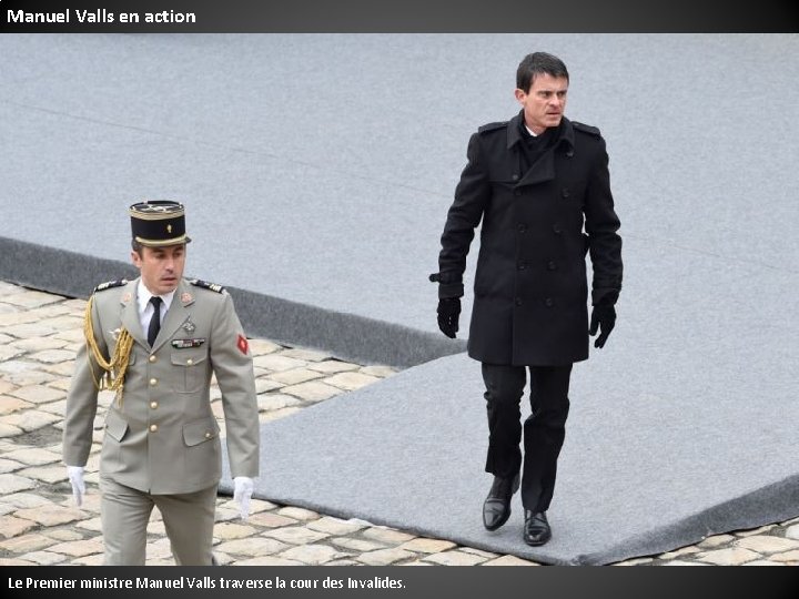 Manuel Valls en action Le Premier ministre Manuel Valls traverse la cour des Invalides.