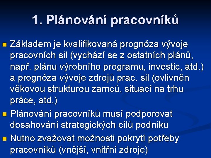 1. Plánování pracovníků Základem je kvalifikovaná prognóza vývoje pracovních sil (vychází se z ostatních