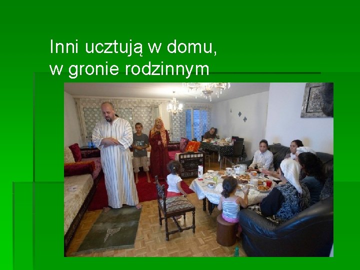 Inni ucztują w domu, w gronie rodzinnym Inni ucztują w domu, w gronie rodzinnym