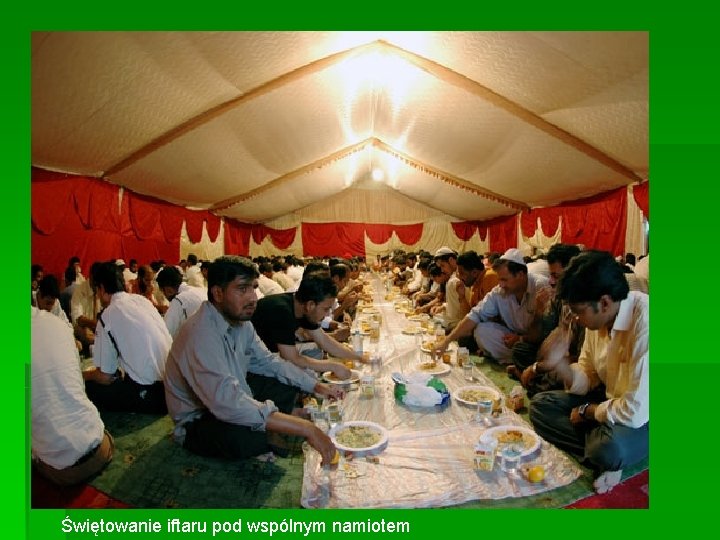 Świętowanie iftaru pod wspólnym namiotem Świętowanie iftaru pod wspólnym namiotem
