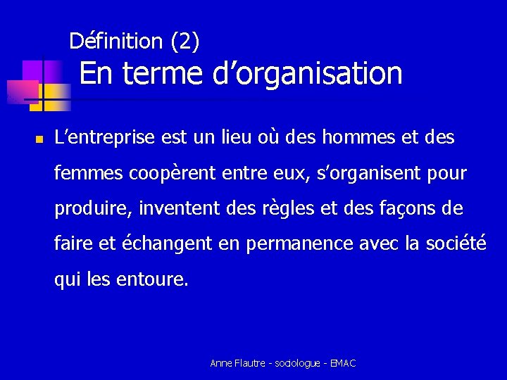 Définition (2) En terme d’organisation n L’entreprise est un lieu où des hommes et Définition (2) En terme d’organisation n L’entreprise est un lieu où des hommes et