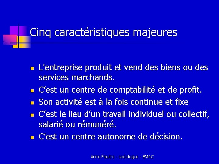 Cinq caractéristiques majeures n n n L’entreprise produit et vend des biens ou des Cinq caractéristiques majeures n n n L’entreprise produit et vend des biens ou des