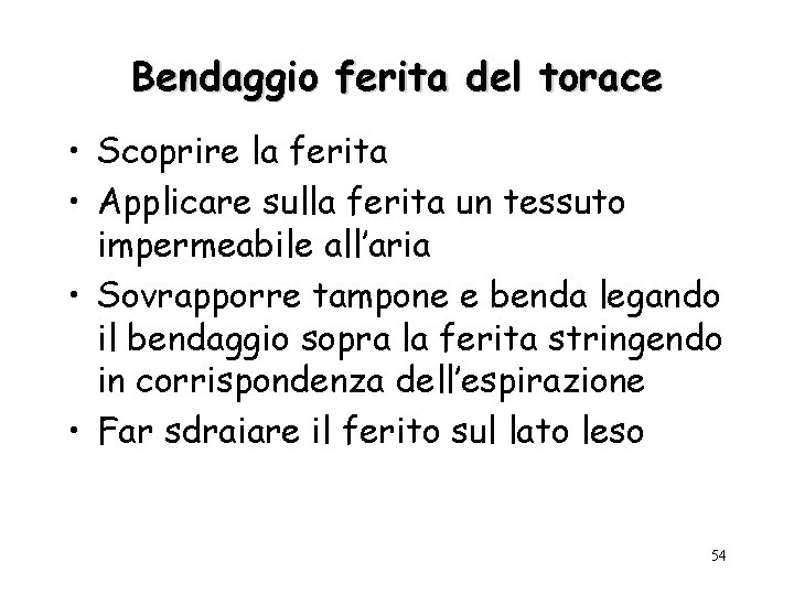 Bendaggio ferita del torace • Scoprire la ferita • Applicare sulla ferita un tessuto
