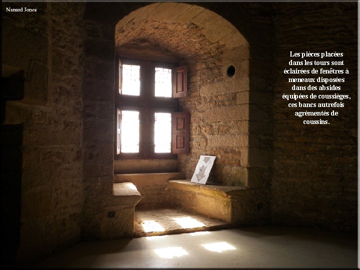 Les pièces placées dans les tours sont éclairées de fenêtres à meneaux disposées dans