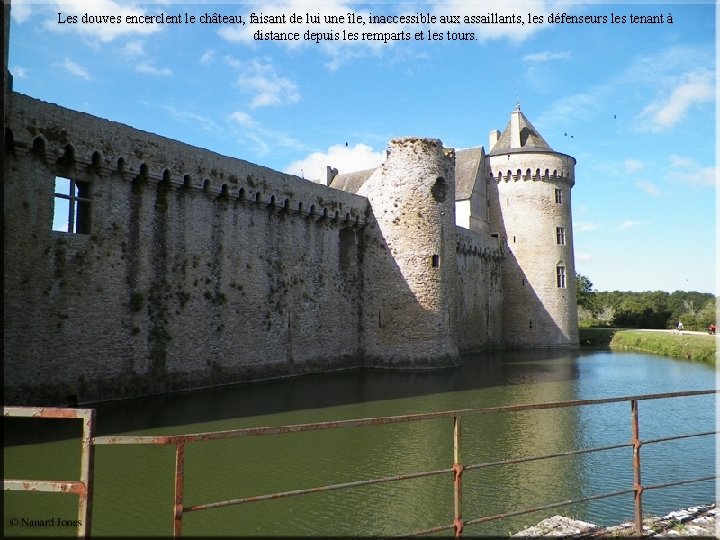 Les douves encerclent le château, faisant de lui une île, inaccessible aux assaillants, les