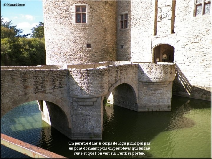 On pénètre dans le corps de logis principal par un pont dormant puis un